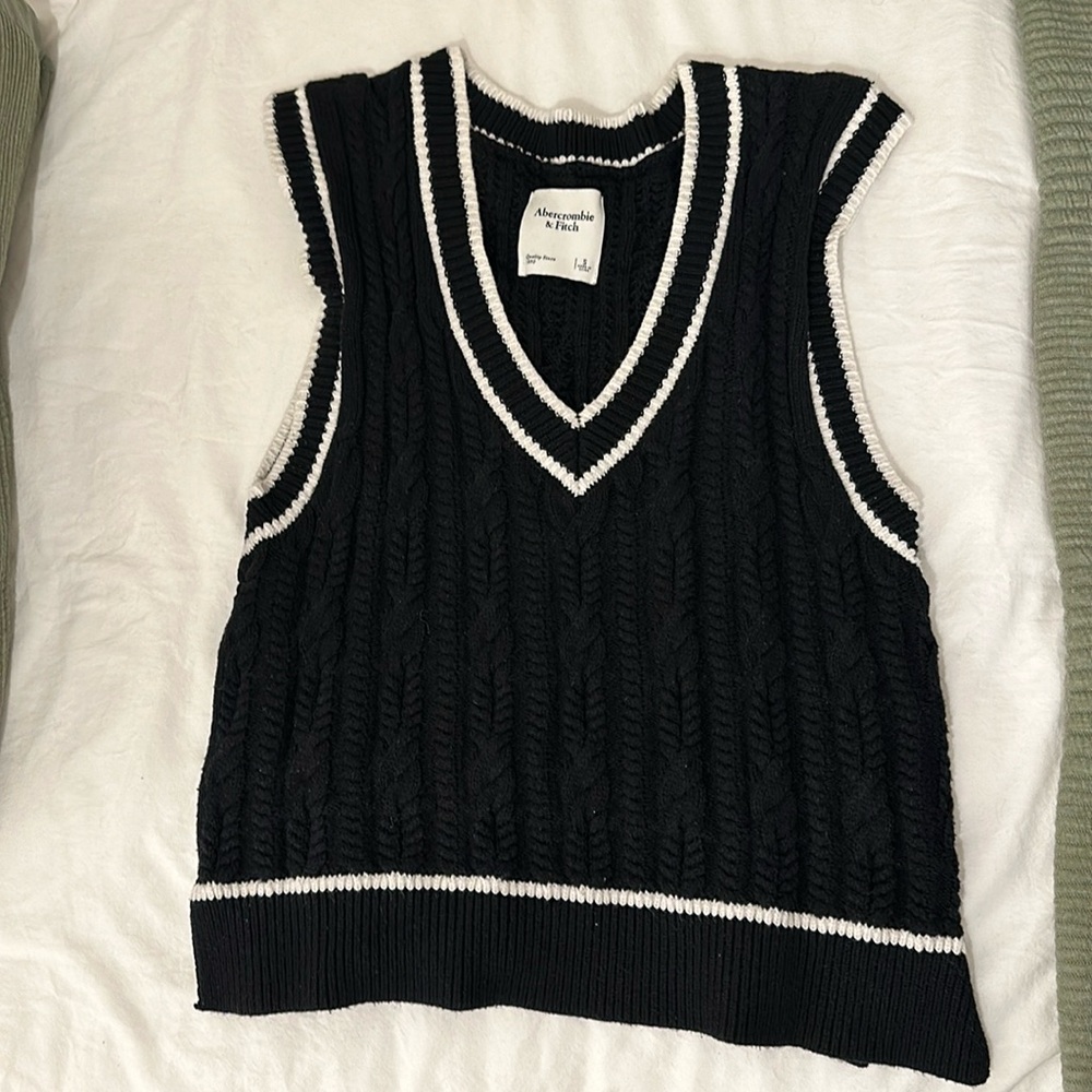V-Neck Sweater Vest Wool Blend in Blue and White